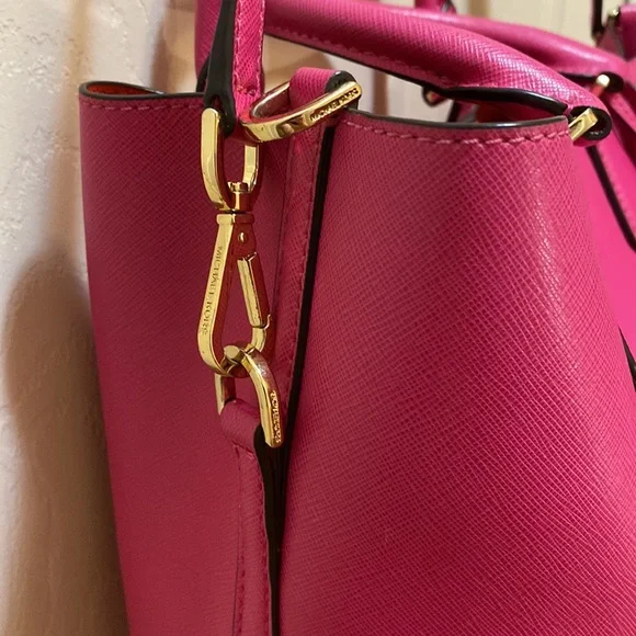 Michael Kors Fuchsia Leather Medium Tote pre-loved. - Picture 3 of 13